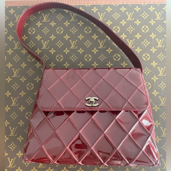 Vintage Chanel Patent Burgundy Shoulder Bag - Picture 4 of 9